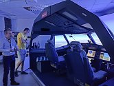 První představovaná letecká laboratoř novinářům nabídla pohled do simulovaného kokpitu, kde se testuje systém detekce stavu pilota.