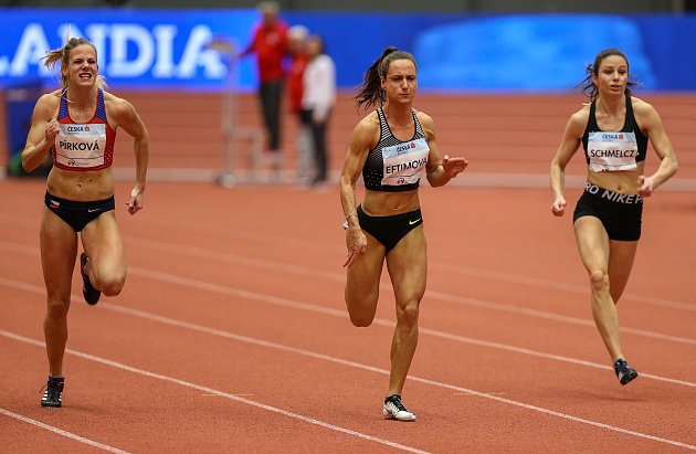 Marcela Pírková (na snímku vlevo) si vytvořila na nedávném republikovém šampionátu osobní rekord v běhu na 400 metrů.