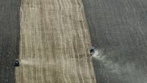 Zemědělce i krajinu stále trápí sucho. Nepomohly ani deště a sníh. Ilustrační foto.