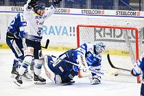 Hokejisté Vítkovic porazili ve středeční dohrávce 24. kola extraligy Kometu Brno (v modrém) 4:0.