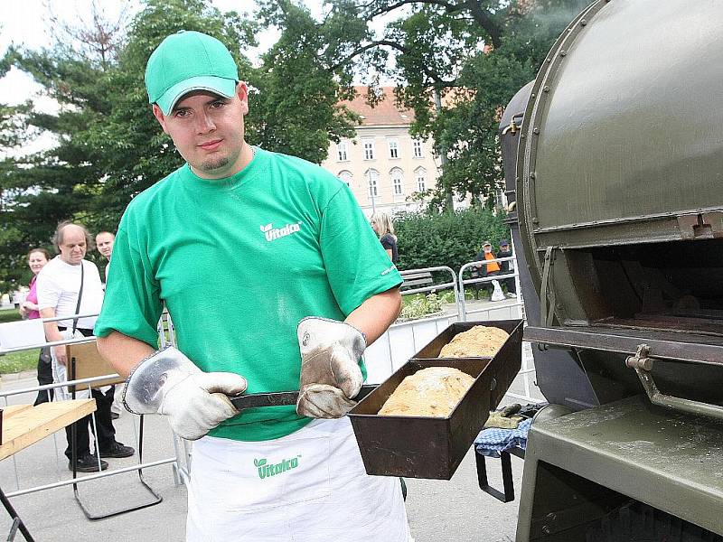 Lidová armáda na Moravském náměstí v Brně.