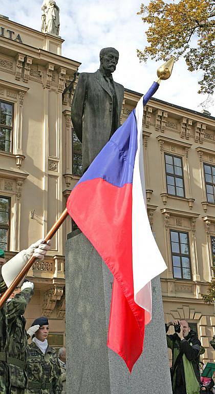 Oslavy založení republiky u památníku TGM před Lékařskou fakultou Masarykovy univerzity.