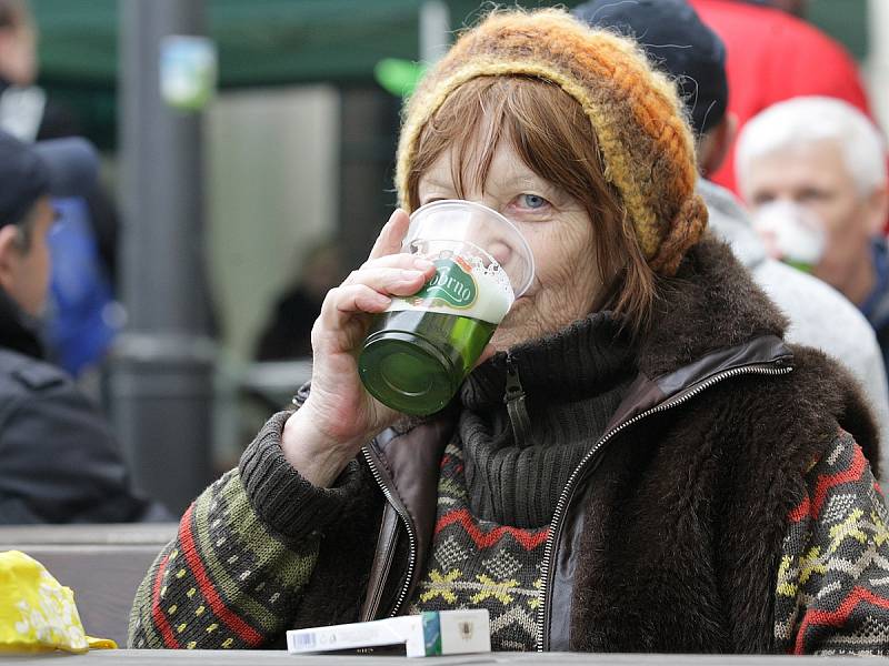 Desetiletá tradice. Na Zelený čtvrtek teklo v Brně proudem pivo zbarvené do zelena.