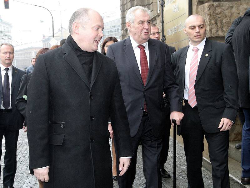 Miloš Zeman s manželkou při příjezdu ke Krajskému úřadu Jihomoravského kraje. Prezident tam zahájil třídenní návštěvu jižní Moravy.