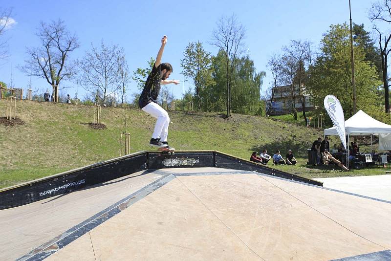 Areál plný parkourových a workoutových prvků a obrovské boulderové stěny v sobotu otevřeli lidé při akci Ohnivý Bzzzukot.