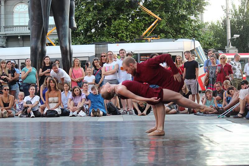 Tanečníci Národního divadla Brno představili baletní choreografii přímo v centru města. Vystoupili jako součást festivalu Uprostřed.