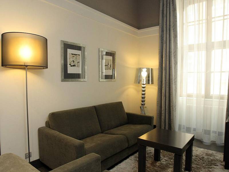 Po více než dvou měsících obnovil provoz pod novým jménem Barceló Brno Palace bývalý hotel Comsa. Hotel na Šilingrově náměstí v centru Brna nabízí 119 pokojů ve čtyřhvězdičkovém standardu. 