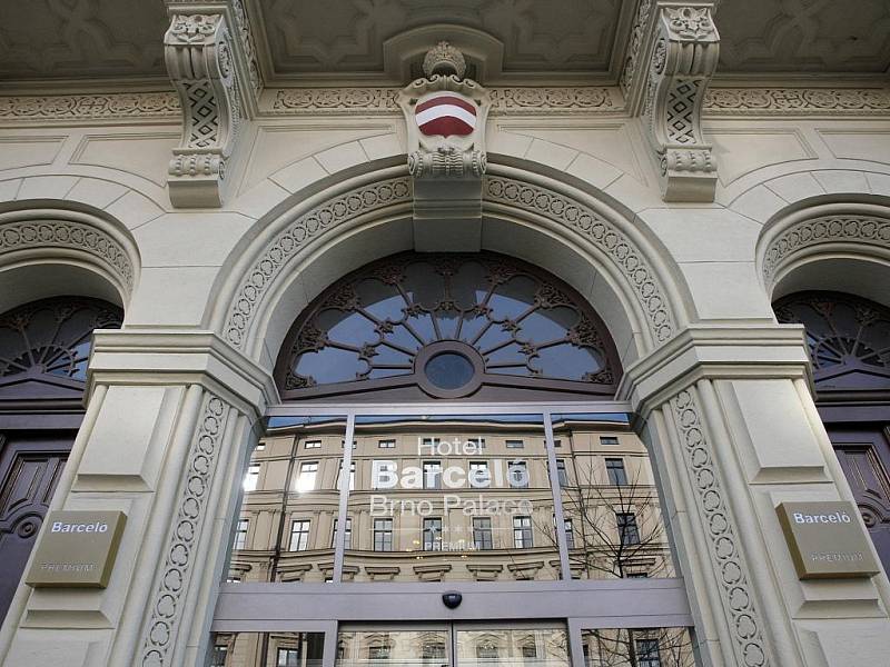 Po více než dvou měsících obnovil provoz pod novým jménem Barceló Brno Palace bývalý hotel Comsa. Hotel na Šilingrově náměstí v centru Brna nabízí 119 pokojů ve čtyřhvězdičkovém standardu. 