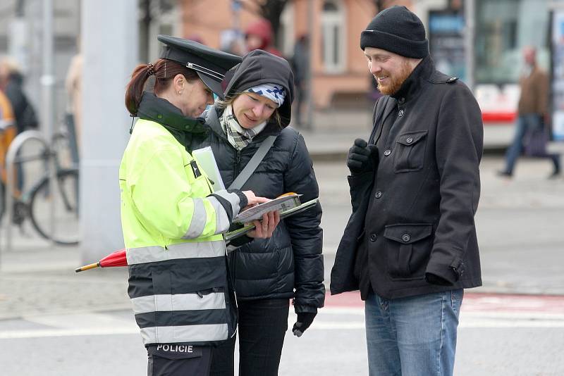 Brno, Moravské náměstí 4.2.2020 - preventivní akce Policie ČR zaměřená na viditelnost chodců v silniční dopravě