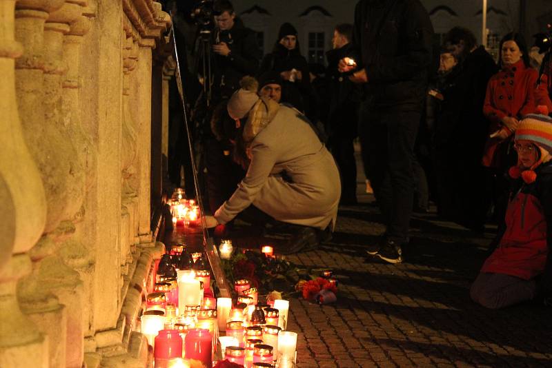 Na brněnském náměstí Svobody si lidé připomněli zapálením svíček Jana Palacha. Student se upálil přesně před půl stoletím.