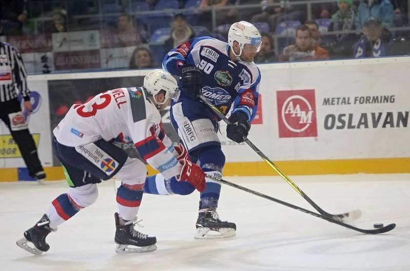 Hokejisté brněnské Komety v 47. extraligovém kole doma přetlačili Pardubice 2:1. Na snímku Dočekal a Cardwell (Pardubice).