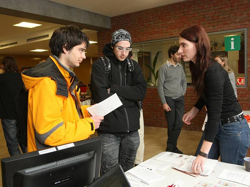 Den otevřených dveří Fakulty elektrotechniky a komunikačních technologií brněnského Vysokého učení technického zpestřil závod solárních vozítek.