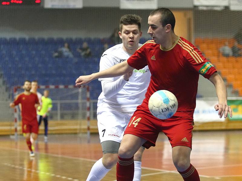 Futsalisté brněnského Helasu (ve světlém Milan Klimeš) nestačili na mistrovskou Chrudim ani ve druhém čtvrtfinálovém zápase play off nejvyšší soutěže.