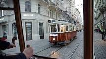 Historické tramvaje 4MT 134 (plecháč) a vůz č. 107 (dřevák) jezdily celou sobotu okružní jízdy centrem Brna. Cestující mohli dobrovolně přispět na pomoc zemi těžce zkoušené válkou a na pomoc válečným uprchlíkům.