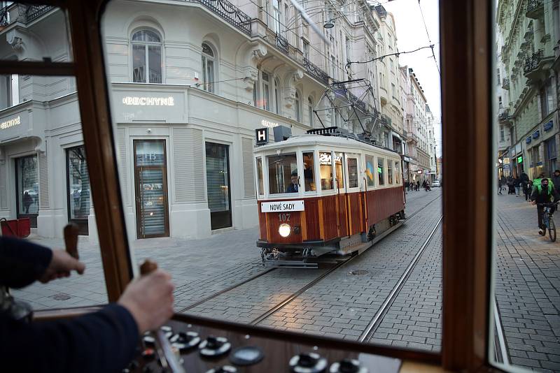 Historické tramvaje 4MT 134 (plecháč) a vůz č. 107 (dřevák) jezdily celou sobotu okružní jízdy centrem Brna. Cestující mohli dobrovolně přispět na pomoc zemi těžce zkoušené válkou a na pomoc válečným uprchlíkům.