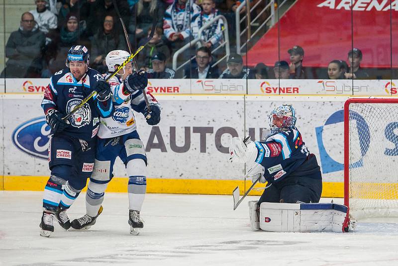 Hokejisté brněnské Komety (v bílém) podlehli Liberci ve 23. kole extraligy 3:4.