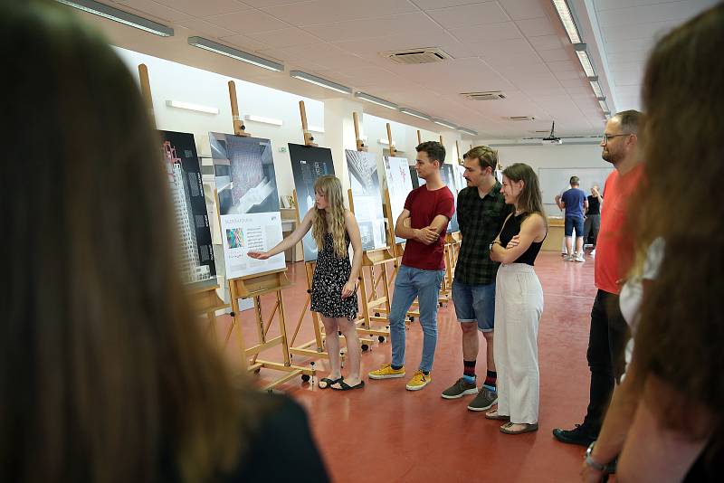 N Tower (dříve AZ Tower) je nejvyšší budova v zemi. Brněnští architekti uspořádali pro studenty soutěž, ve které mohli představit svoje vize. Divoké i střídmější návrhy prošly soutěžním sítem a architekti vybrali na závěrečné výstavě výherce. Záběry jsou 