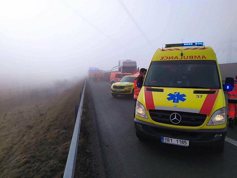 Neprůjezdná byla zhruba od deváté ráno hodinu a půl dálnice D1 na 179. kilometru ve směru na Prahu. Při nehodě dodávky s kamionem poblíž Ostrovačic na Brněnsku se lehce zranil řidič menšího vozu.