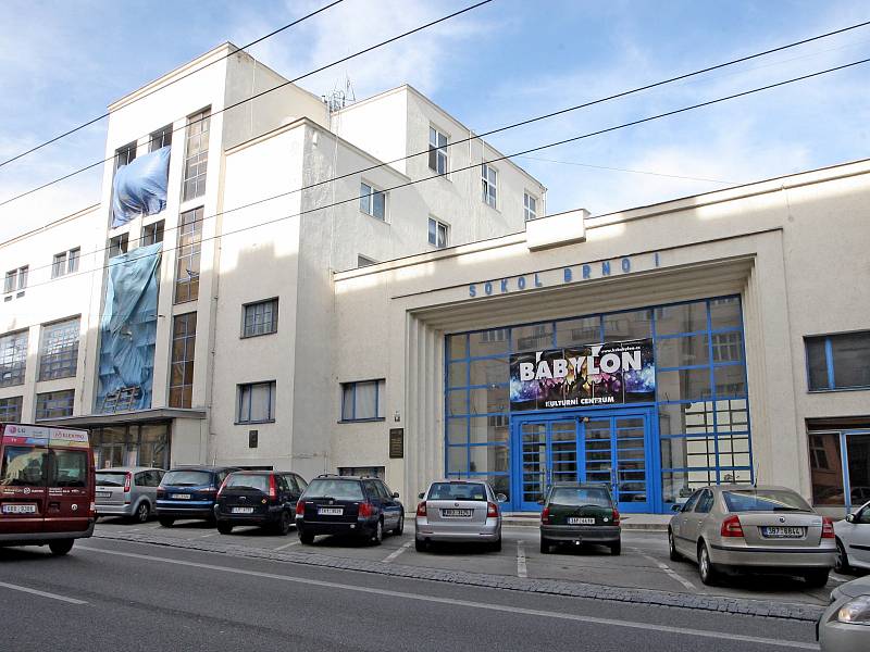 Budova sokolského stadionu v brněnské Kounicově ulici má tři vchody. Také ty mají v rámci projektu získat jednotnou vizuální podobu. 