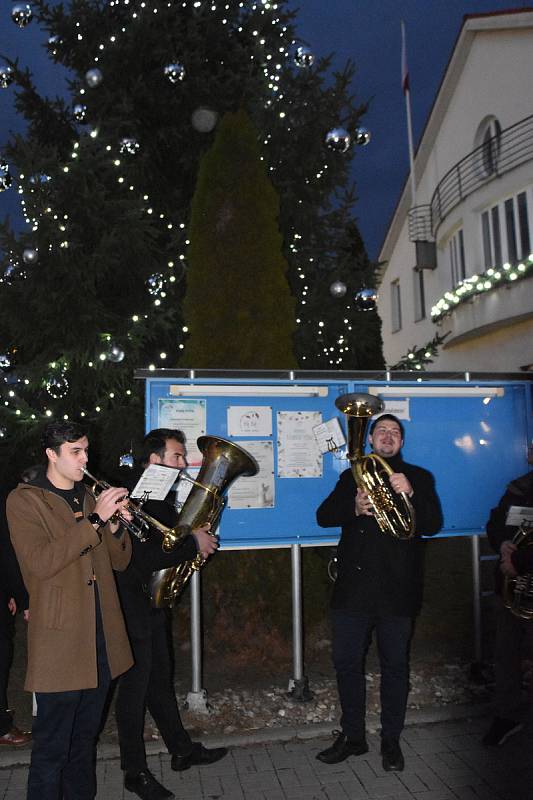 Ve Střelicích u Brna o první adventní neděli slavnostně rozsvítili vánoční strom.