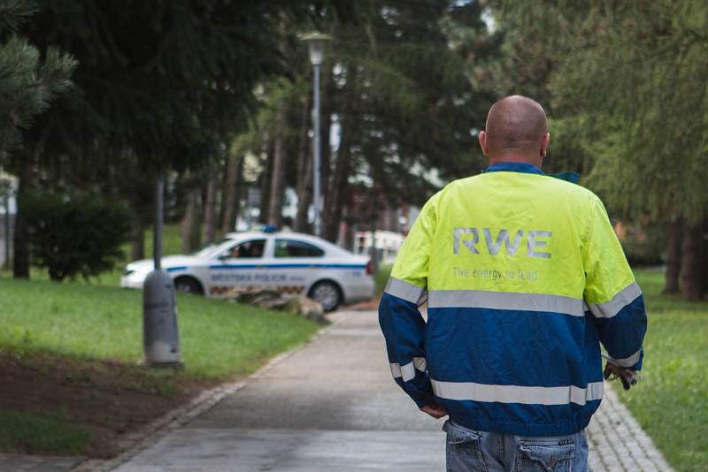 Stovky školáků musely v pátek krátce po začátku vyučování opustit školu v Brně-Bohunicích. Hasiči evakuovali základní a mateřskou školu i středí odbornou školu v Arménské ulici. Kvůli úniku plynu z výkopu.