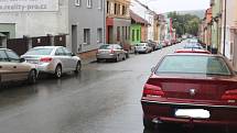 V brněnských Žabovřeskách přibyly další modré zóny, o kus dál se hromadí auta těch, kteří v modrých zónách parkovat nemohou.