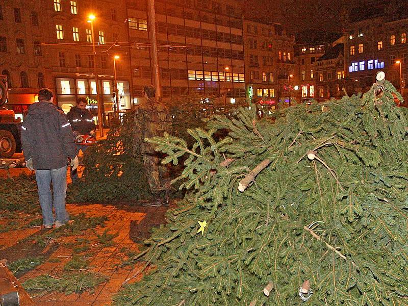 Jenom větve a kusy kulatiny zbyly ze sedmnáctimetrového vánočního smrku, který až do úterka zdobil brněnské náměstí Svobody. S jeho odstraněním z městského centra definitivně zmizely poslední pozůstatky sváteční atmosféry.