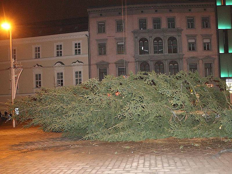 Jenom větve a kusy kulatiny zbyly ze sedmnáctimetrového vánočního smrku, který až do úterka zdobil brněnské náměstí Svobody. S jeho odstraněním z městského centra definitivně zmizely poslední pozůstatky sváteční atmosféry.