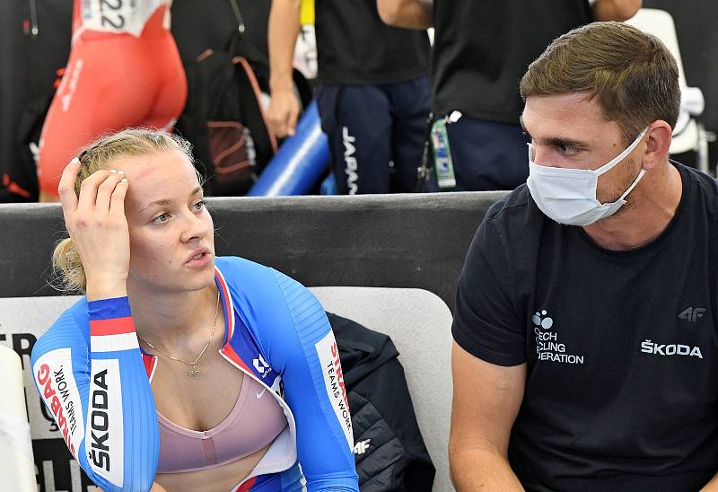 Veronika Jaborníková a trenér Petr Klimeš při sprintu na mistrovství světa v dráhové cyklistice.