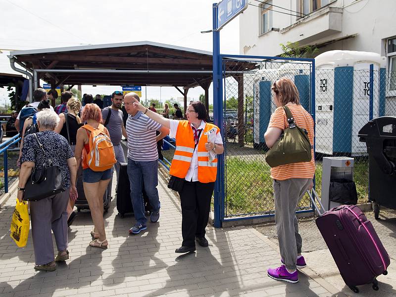 Po týdnu výluky je už zázemí na dolním nádraží v Brně pro cestující příjemnější. Mohou si už například koupit vodu. 