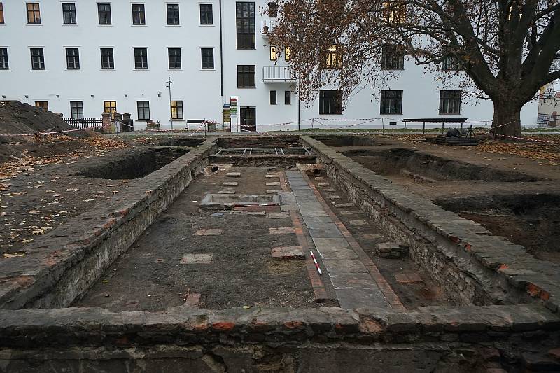 Archeologický výzkum na místě někdejšího Mendelova skleníku na Starém Brně. Pohled na skleník od západu.