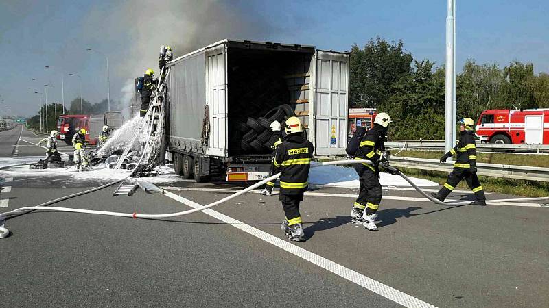 Na dálnici D1 na 196. kilometru ve směru na Prahu hořel kamion převážející pneumatiky, hasiči škodu odhadli na 2,2 milionu korun.