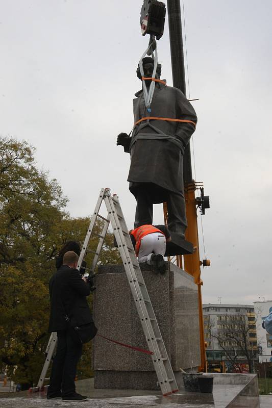 Socha Leoše Janáčka se po dvou letech vrací před Janáčkovo divadlo.