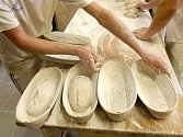 Pekaři z Bílovické pekárny pracují čtyřiadvacet hodin denně od nedělního večera do sobotního dopoledne. 
