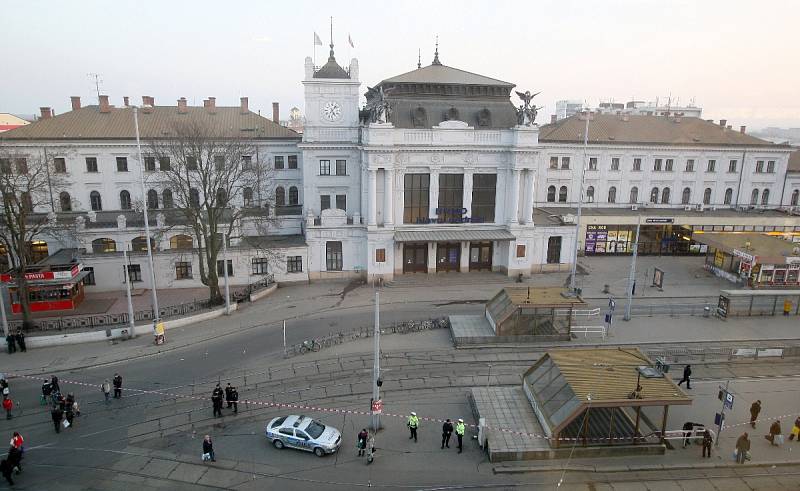 Policisté uzavřeli brněnské hlavní nádraží.