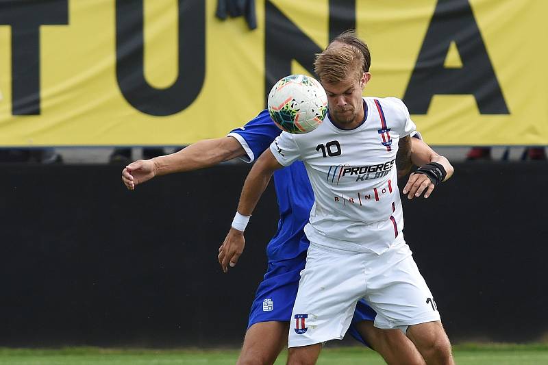 Zápas SK Líšeň (v bílém) proti FC Slavoj Vyšehrad.