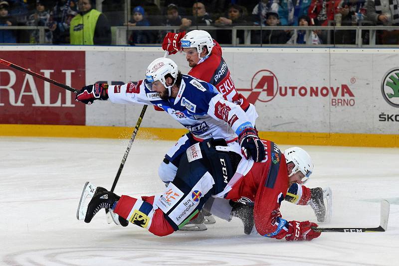 Kometa Brno (v bílém) porazila Pardubice 2:1 v prodloužení.