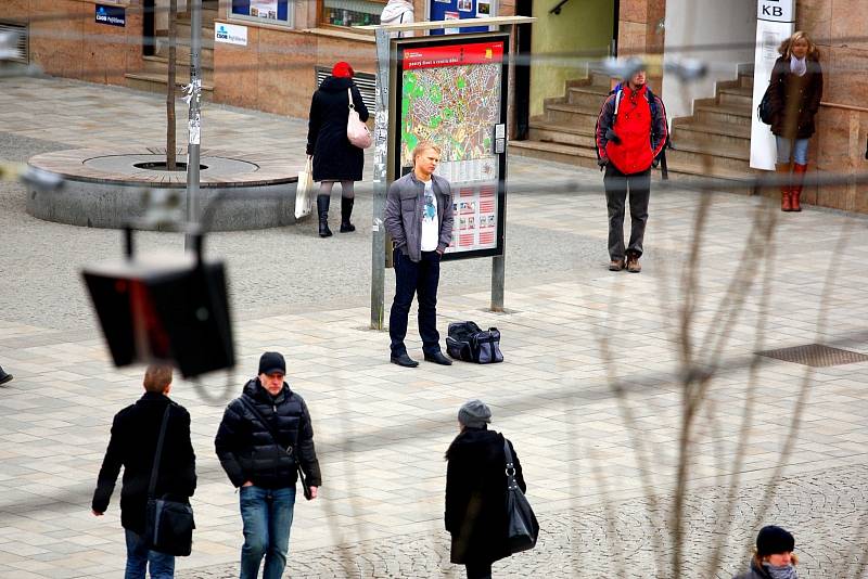 Křižovatka Joštovy a České ulice má svůj název i v hantecu. Jako místo srazů slouží přes sto let. Hodiny na nároží ulic vystřídaly neonového medvídka až v osmdesátých letech. 