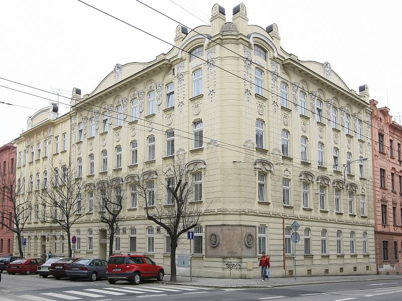 Rohová třípatrová budova ženské útulny v Gorkého ulici v Brně má dvě palácová průčelí. Dekorativní prvky jsou secesní. Zpod ženských masek v horní části splývá bohatá rostlinná dekorace.