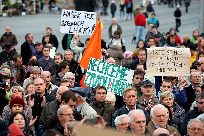 Asi pětistovka demonstrantů přišla na náměstí Svobody podpořit Bohuslava Sobotku.