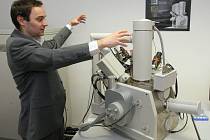 Nový elektronový mikroskop Quanta 3D 200i v hodnotě asi deset milionů korun mohou od středy využívat studenti Přírodovědecké fakulty Masarykovy univerzity v Brně.