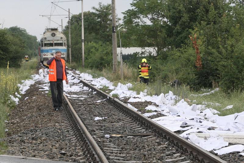 Osobní vlak se v pátek na přejezdu v brněnském Komárově srazil s nákladním autem a skončil mimo koleje. 