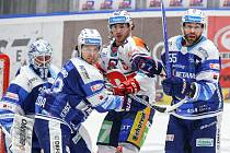 Hokejové utkání Tipsport extraligy v ledním hokeji mezi HC Dynamo Pardubice (v bíločerveném) a HC Kometa Brno.