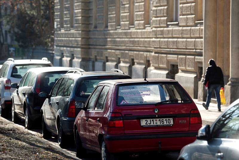 Pokut za špatné parkování v okolí porodnice u Obilního trhu v centru Brna přibývá. Město chce v Údolní ulici zavést krátkodobé placené parkování.