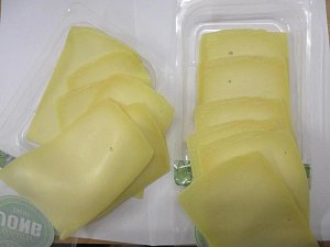 Bio sýr polotvrdý mladý nabízený v brněnském Albertu v Cornovově ulici.