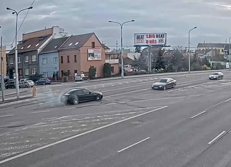 Řidič mercedesu předvedl v Brně mimořádně nebezpečný a nečekaný manévr.