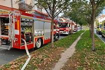 K požáru koupelny vyjížděli brněnští hasiči v sobotu odpoledne na židenické Karáskovo náměstí.