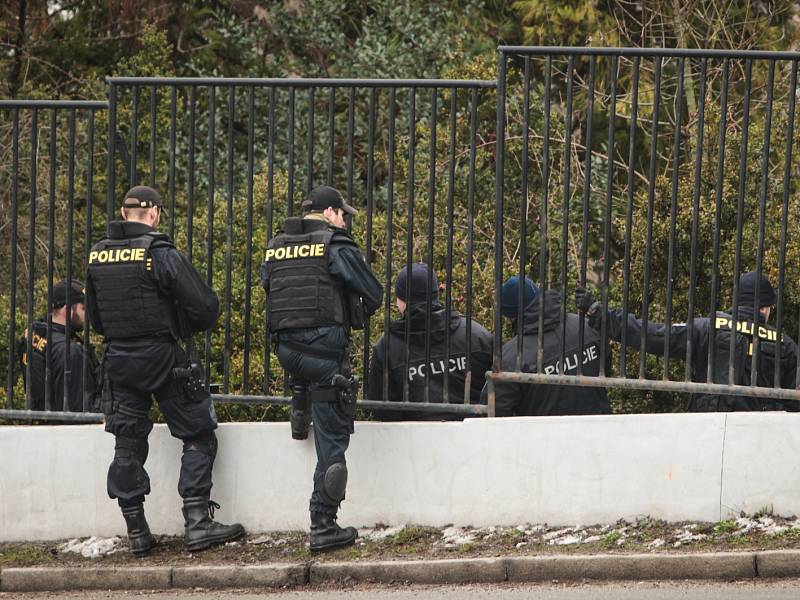 Uzavřená univerzitní botanická zahrada a desítky policistů prohledávajících okolí. Tak vypadalo ve středu dopoledne místo nedaleko tramvajové zastávky Bieblova, kde v úterý odpoledne někdo zavraždil mladou ženu.