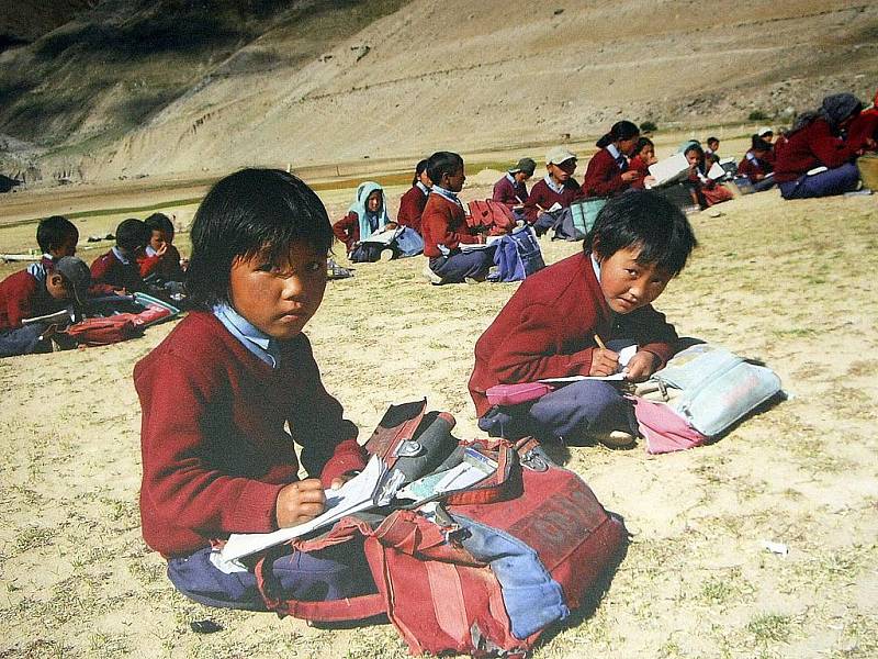 Benefiční výstava fotografií z Himálaje v kavárně Spolek. Výtěžek aukce bude použit na dostavbu základní školy vysoko v Himálaji.