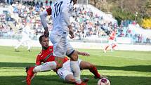 Fotbalisté Vyškova (v bílém) prohráli s vedoucí Zbrojovkou Brno na svém stadionu v Drnovicích 0:2.